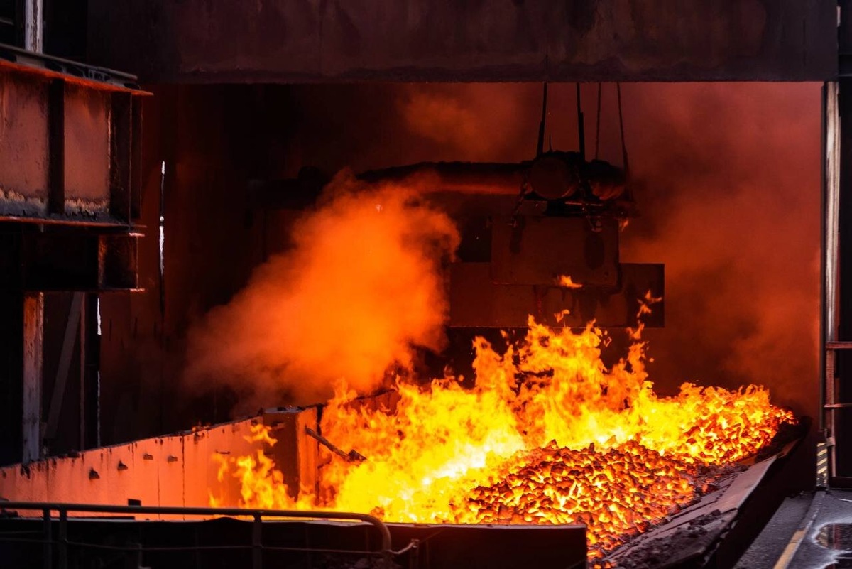 В конце прошлого года «Уральской Стали» удалось заменить агломерат в шихте на окатыши, чтобы снизить себестоимость чугуна. В результате себестоимость чугуна удалось снизить, и доменная печь №3 в декабре дала на 640 тонн чугуна больше. Источник: официальный телеграм-канал УК «Уральская Сталь» «Проспект Металлургов 50/56 Уральская Сталь».