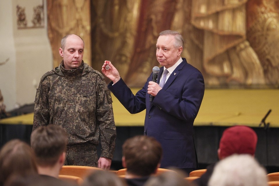    Александр Беглов наградил участника СВО. Фото: gov.spb.ru