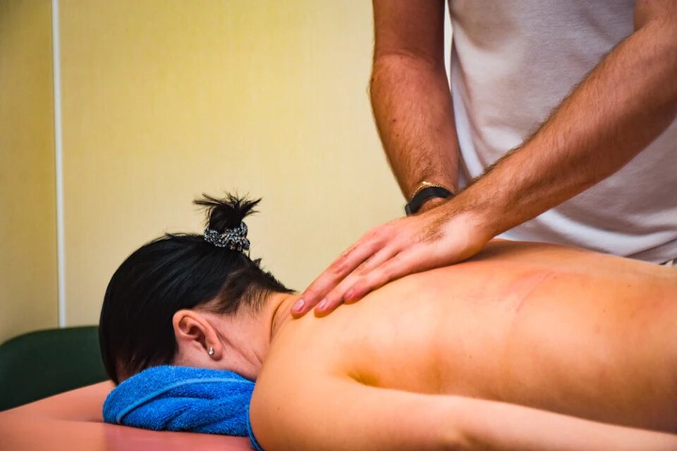 Массаж делать полезно, если идти на сеанс к профессионалу
Фото: Алена МАРТЫНОВА, КП-Новосибирск.