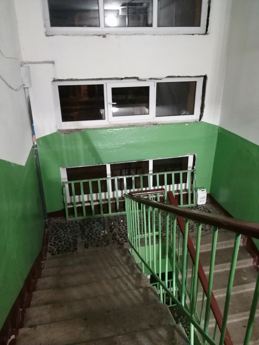 Фото от двери моей квартиры сегодня. Вот так у нас стоят ограждения. Откосы не сделаны. Акты подписаны зато. Окна меняли лет пять назад. В некоторых подъездах эти решётки стоят ввысь. Представляете, как это не сильно безопасно для детей, которые вечно носятся? 