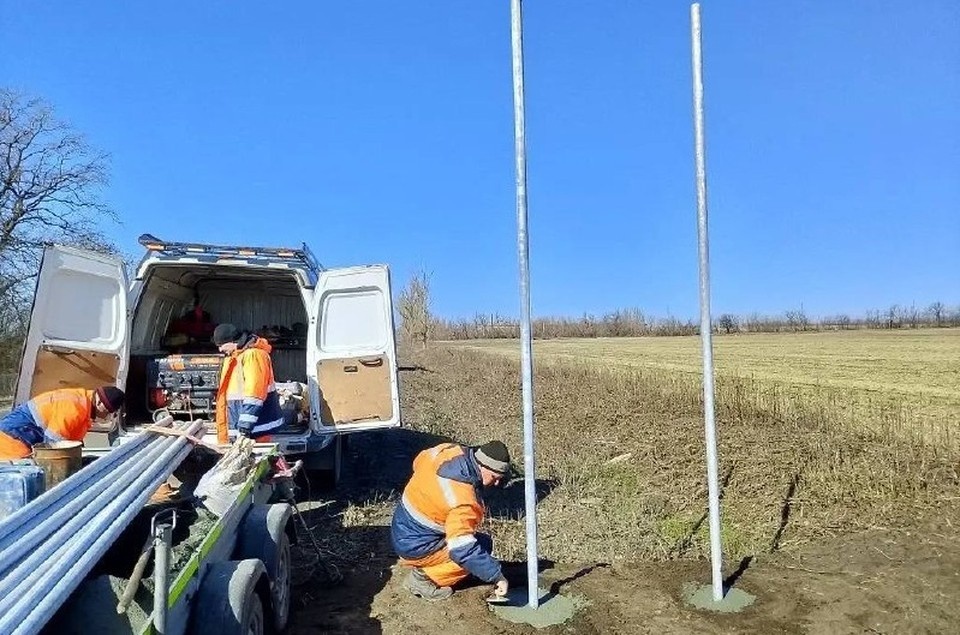    В ДНР продолжают работы по содержанию и благоустройству дорожной сети, направленные на повышение безопасности движения. Фото: ТГ/Бондаренко