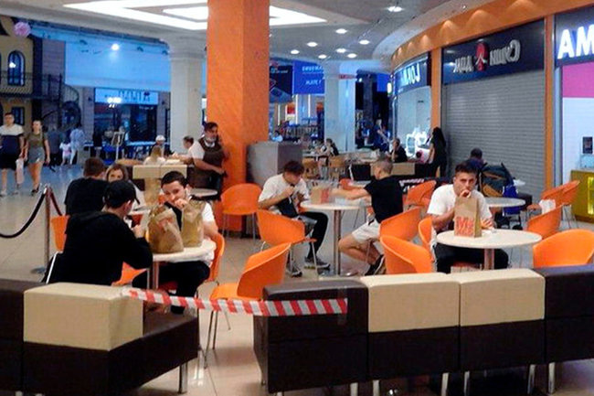 Безликая стая без берегов: почему подростки дичают на фудкортах