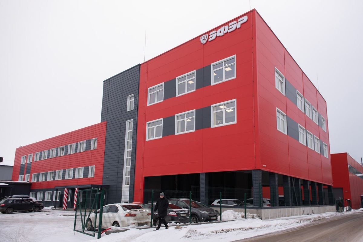 В марте 2026 года была открыта 4-я очередь Завода пожарных роботов и ствольной техники «ЭФЭР». Это открывает новые возможности для дальнейшего развития и повышения эффективности работы, так как теперь все ключевые подразделения компании расположены на единой площадке. Источник: официальный телеграм-канал Инженерный центр пожарной робототехники «ЭФЭР».