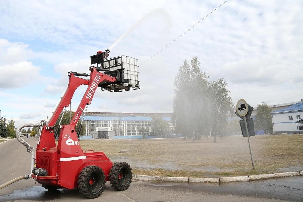 Пожарный Ант-1000ПМ поможет уменьшить последствия возможных аварий на нефтеперерабатывающих предприятиях и других объектах ТЭК. Робот управляется удаленно при помощи оператора, его можно отправить бороться с огнем в экстремальные условия, где существует повышенный риск для пожарных расчетов. Источник: официальный Телеграм-канал Холдинга «Высокоточные комплексы» Госкорпорации Ростех «Высокоточка».