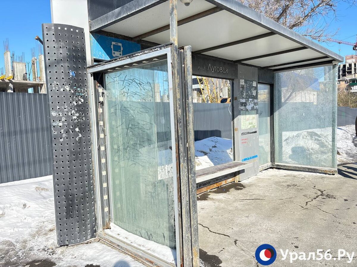    «Умные» остановки в Оренбурге желтеют и разрушаются