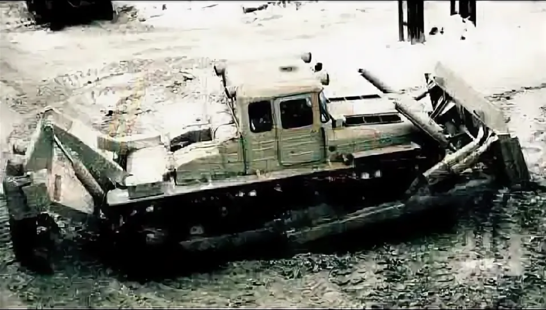 Фото 2: ДЭТ‑250 с прицепом‑скрепером на стройке 