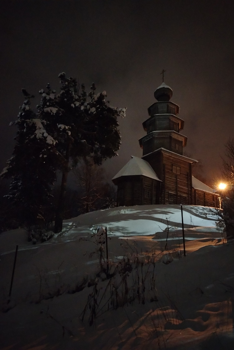 Многоярусная деревянная Старо-Вознесенская церковь, построена в 1653 году на месте ранее существовавшей клетской церкви. В 1717 году здание было перестроено и эта дата считается официальной датой постройки ныне существующей церкви. Фото автора канала "Приключения Тома Сойера". 