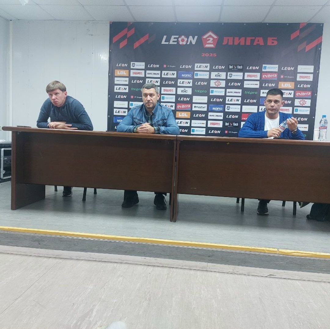 Руководство «Сатурна» на закрытой встрече с болельщиками в октябре 2025 года (слева направо): Илья Мачихин, заместитель директора по вопросам безопасности; Сергей Коновалов, директор клуба; Ринат Хасьянов, заместитель директора