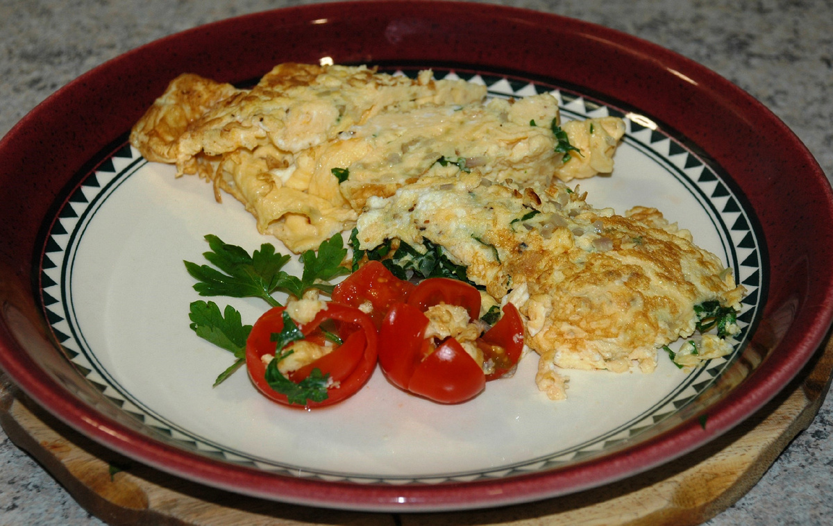 Яичница скрэмбл (болтунья) с зеленью, томаты