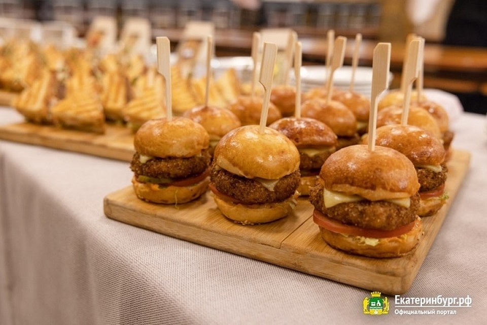    Школьников кормят бургерами. Фото: пресс-служба администрации Екатеринбурга
