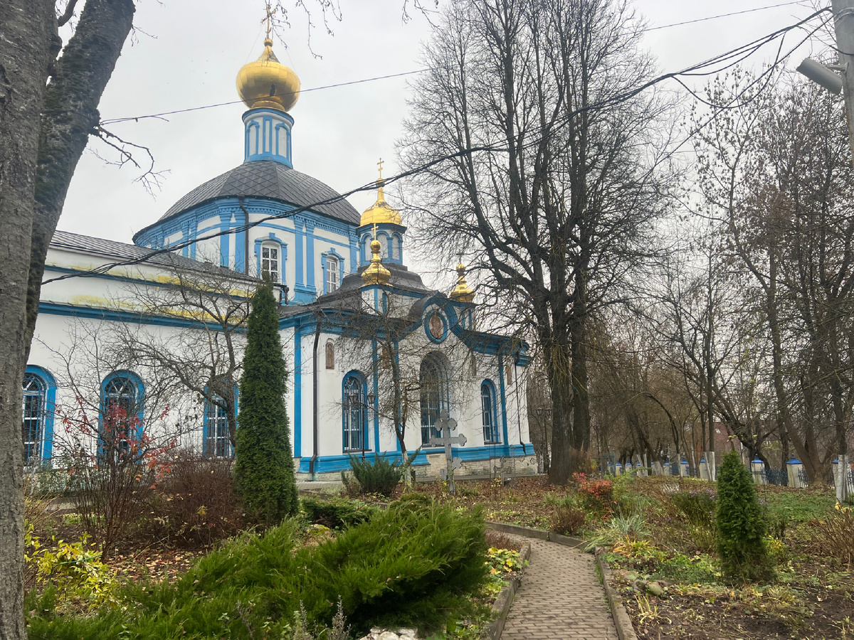 Вид со стороны церковного парка