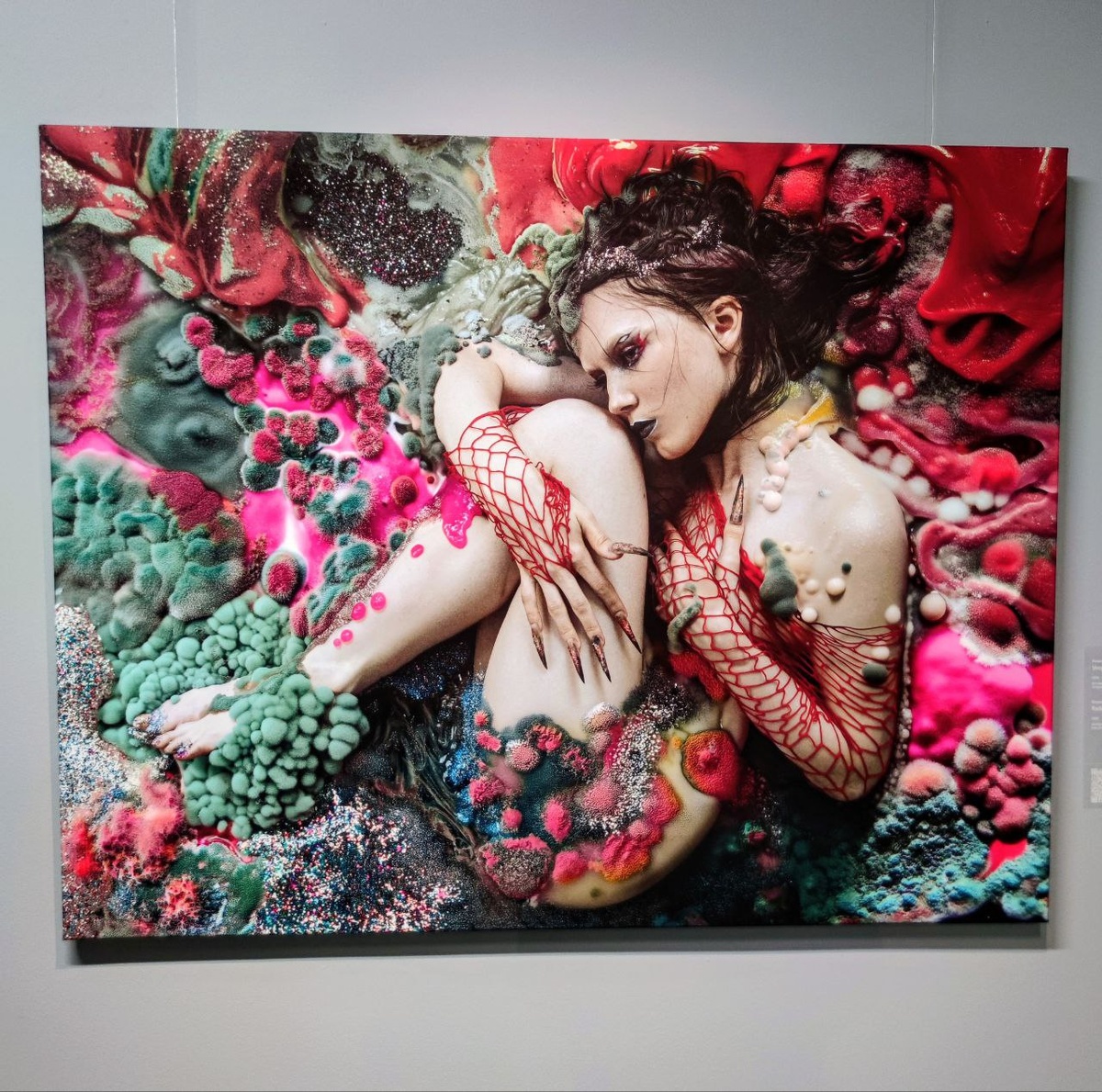 Из последней выставки с Эрарты. Автор более 10-ти лет занимается фотосъмками. В этом проекте она выразила своё новое видение фото искусства