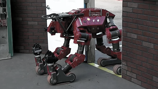 Робот CHIMP от DARPA открывает дверь на испытательном полигоне. Сегодня это металл и гидравлика. Завтра — невидимый ИИ-агент, открывающий двери к вашим банковским счетам, персональным данным и, возможно, к нейроинтерфейсу, вживленному в ваш мозг.