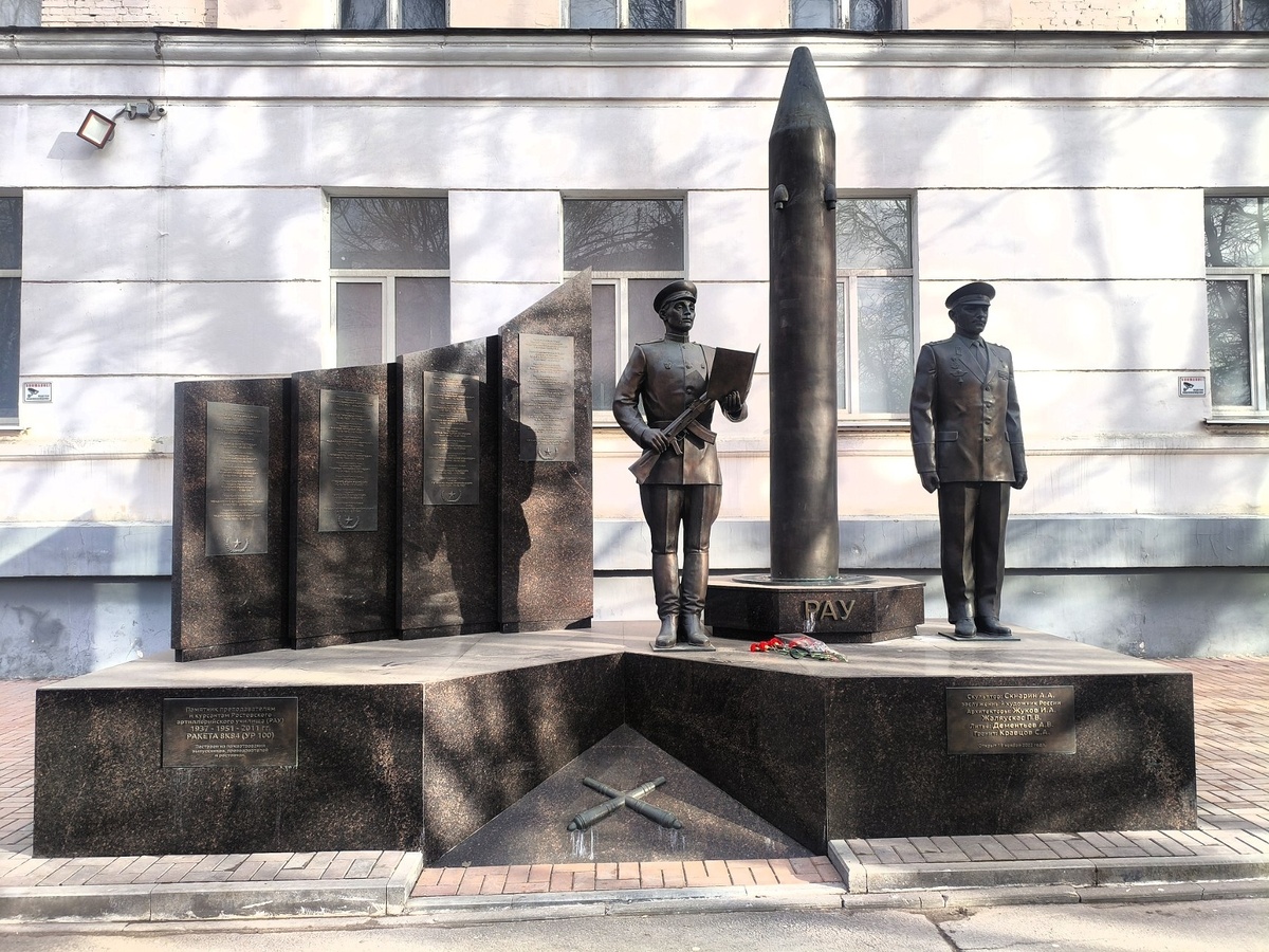 Один из современных памятников нашего города