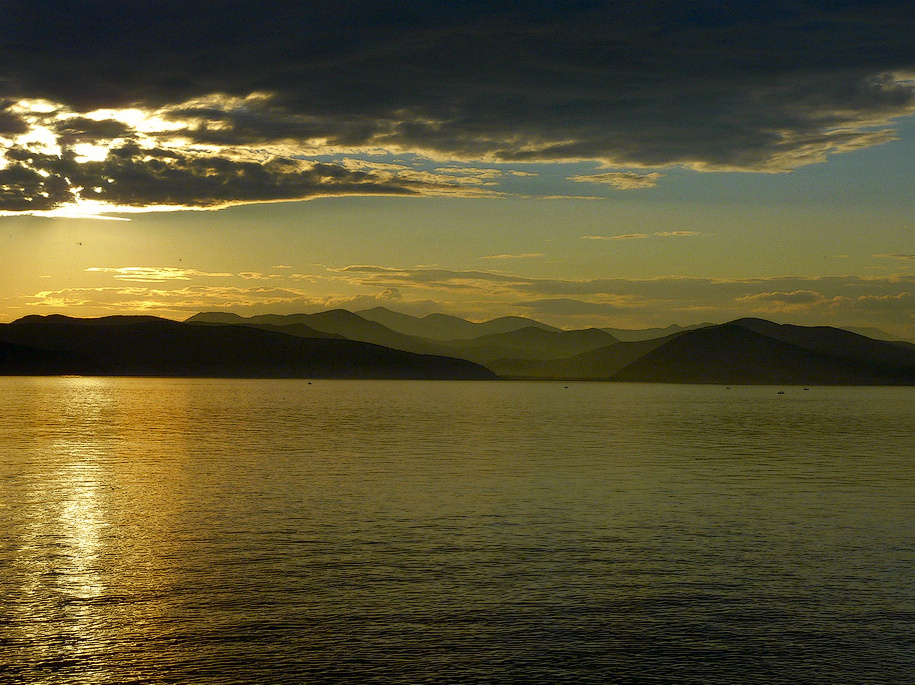 Вид на хребты Сихотэ-Алиня со стороны залива Святого Владимира. Автор: Александр Власенко. Лицензия: CC BY-SA 3.0.