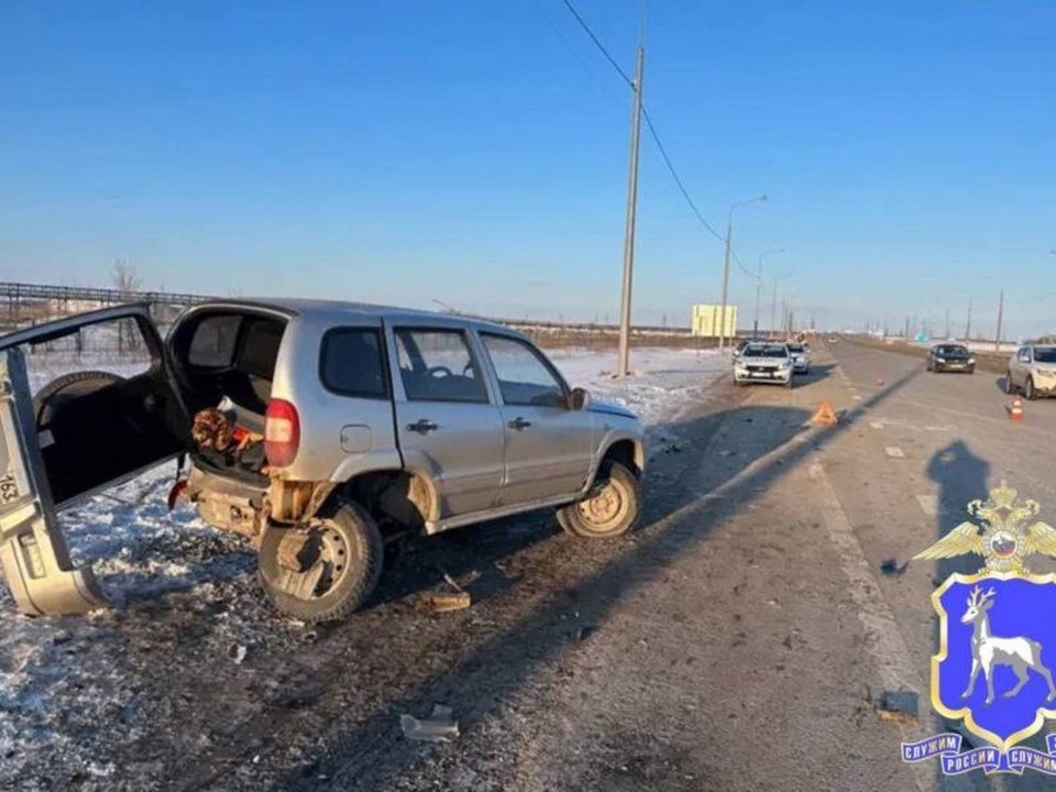    В Ставропольском районе Самарской области 34-летний водитель Lada Priora не справился с управлением и врезался в стоящий автомобиль Chevrolet Niva. ГУ МВД России по Самарской области