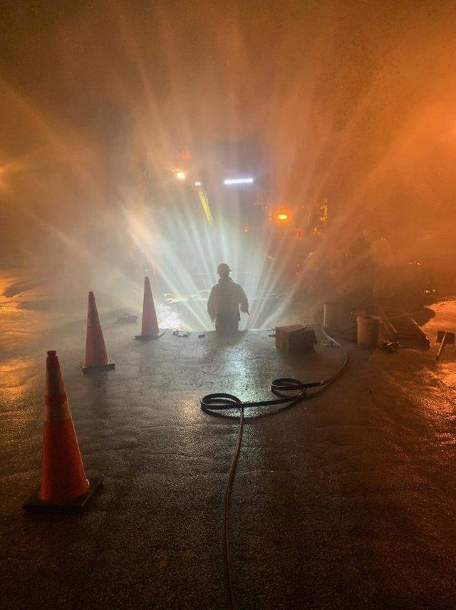 Зимней ночью прорвало водопровод