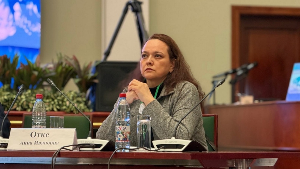 Ключевым элементом энергетической инфраструктуры Чукотки стала плавучая атомная теплоэлектростанция «Академик Ломоносов», ошвартованная в Певеке. Установка мощностью 70 МВт электроэнергии и 50 гигакалорий тепла в час полностью заменила устаревшую Билибинскую АЭС и дизельные электростанции, обеспечивая энергоснабжение Чаун-Билибинского энергоузла.Как отметила в своём выступлении сенатор от Чукотского автономного округа Анна Ивановна Отке, развитие атомной энергетики имеет особое значение для Чукотки.📷  Анна Отке, член комитета Совета Федерации России по международным делам. Источник фото: Союз журналистов СНГ.
