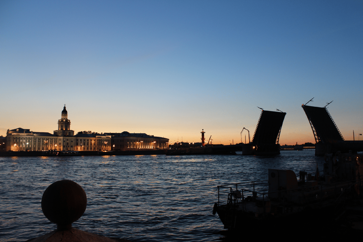 Белые ночи в Санкт-Петербурге — время, когда солнце почти не уходит за горизонт, и город остаётся освещённым даже глубокой ночью