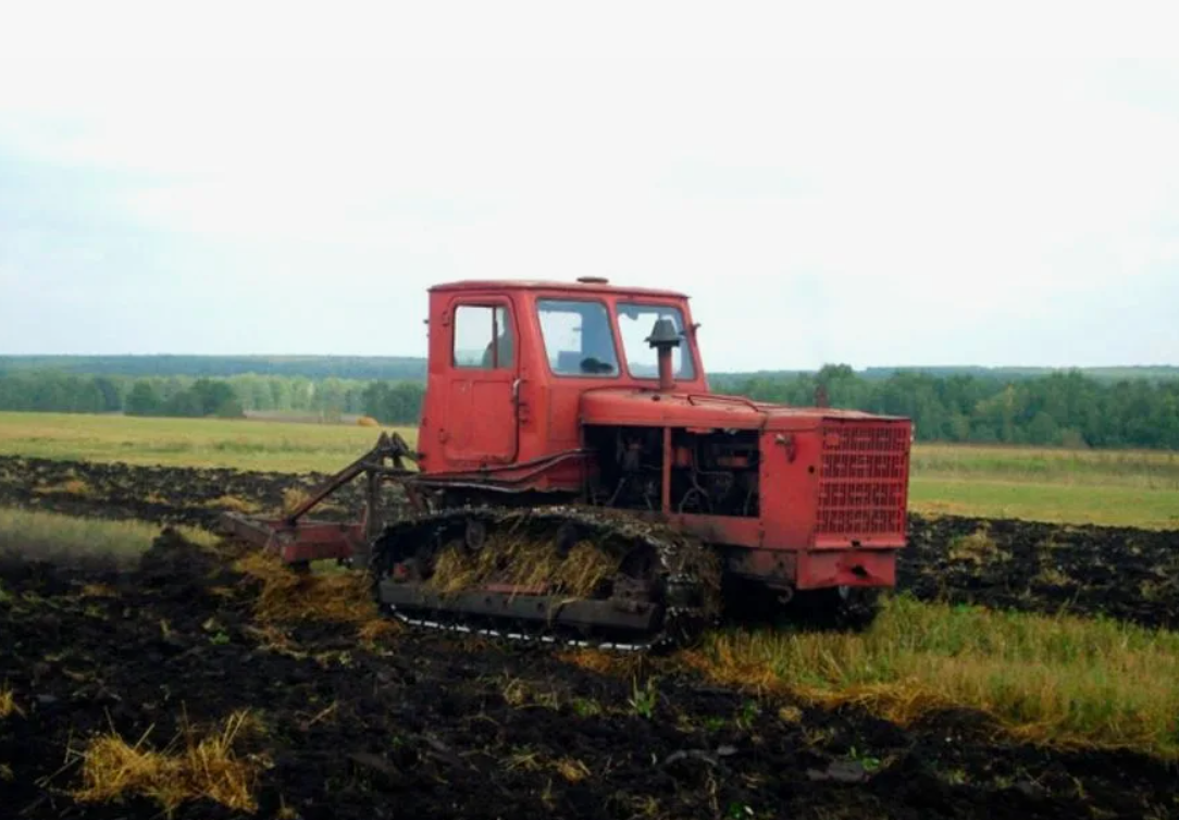 Фото 2: Т‑4А на пахоте в Сибири