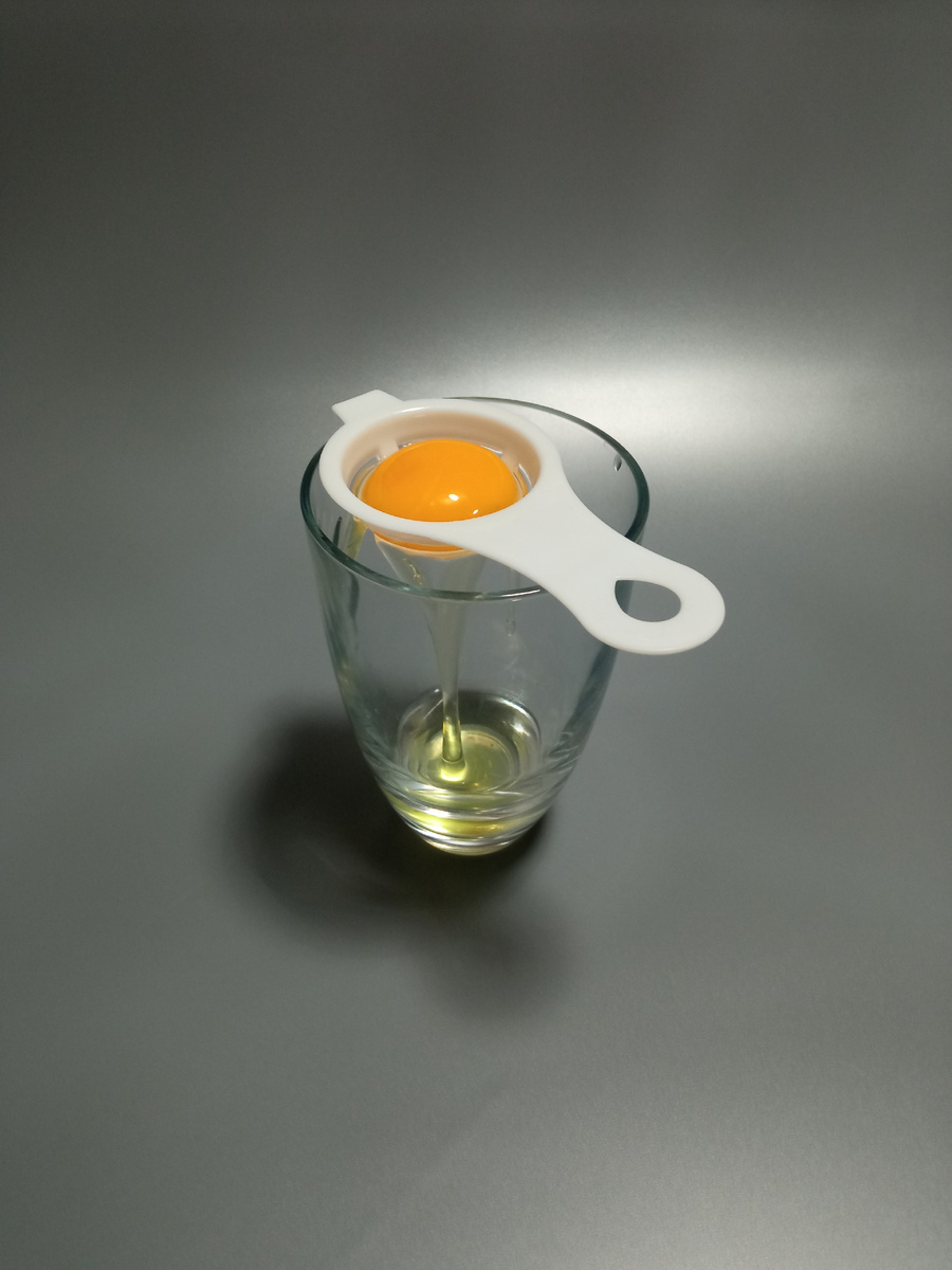 Отделение желтка от белка при помощи сепаратора