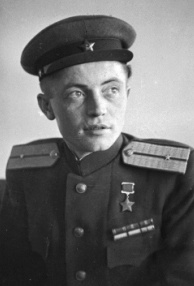 Яков Федотович Павлов (4 [17] октября 1917, дер. Крестовая, Валдайский уезд, Новгородская губерния — 28 сентября 1981, Новгород, РСФСР, СССР) — герой Сталинградской битвы, командир группы бойцов, которая осенью 1942 года обороняла четырёхэтажный жилой дом на площади Ленина (дом Павлова) в центре Сталинграда. Этот дом и его защитники стали символом героической обороны города на Волге. Герой Советского Союза (1945)