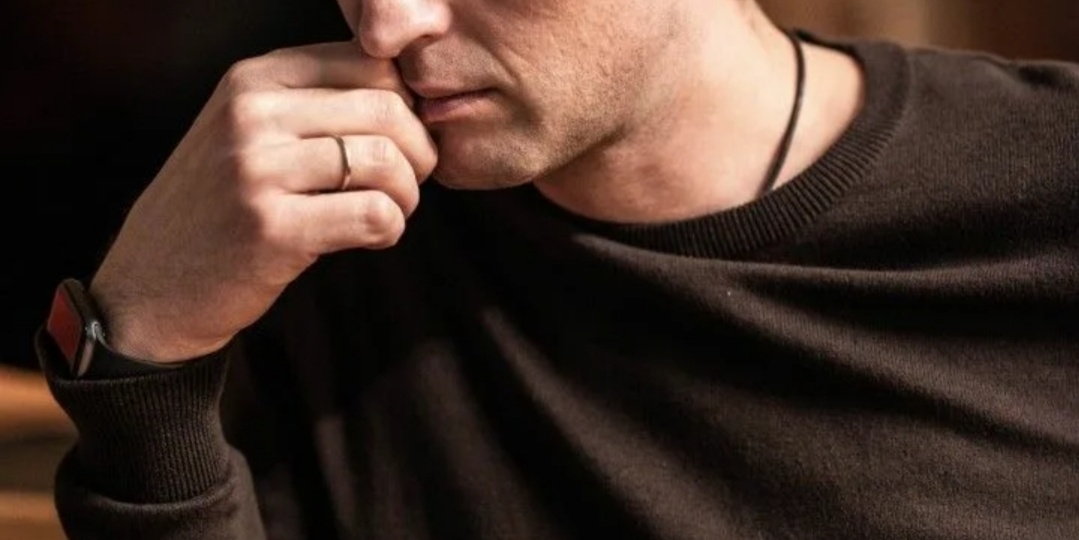 Интеллигентный и очень талантливый актёр, цепляющий зрителя своим добрым завораживающим взглядом, в новом детективе "Мёртвая точка"