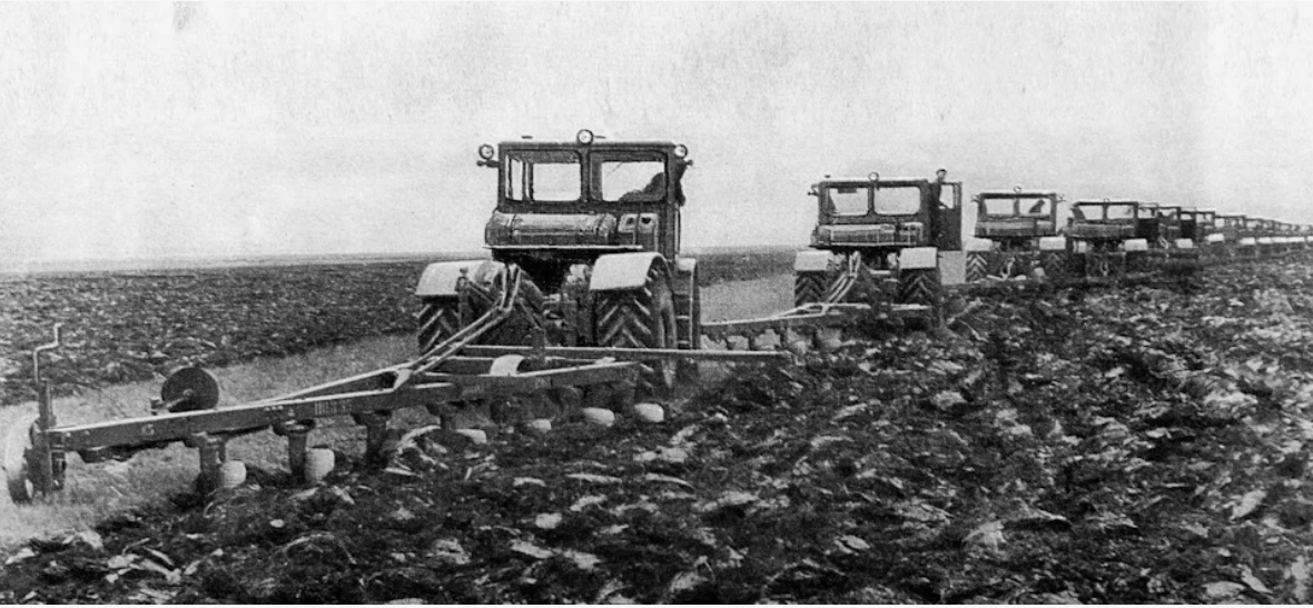 Фото 2: К‑700 на распашке целины в Казахстане, 1970‑е.