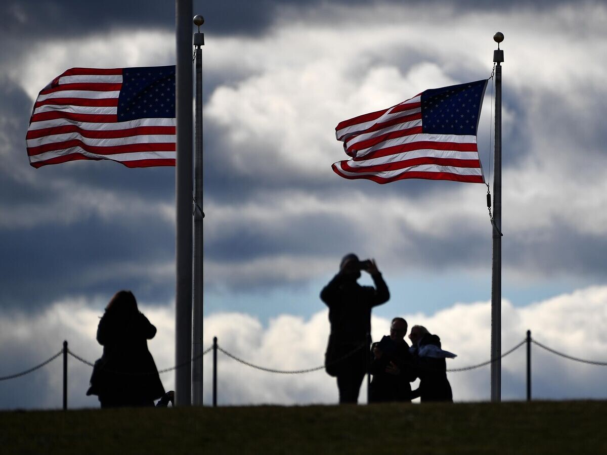   Туристы возле монумента Вашингтона в Вашингтоне© РИА Новости . Владимир Астапкович