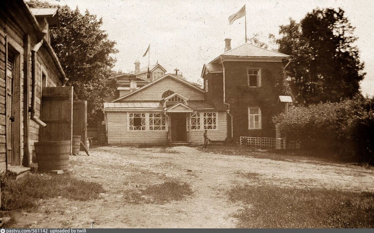 Источник: https://pastvu.com/_p/a/e/l/8/el8dgraps9huw6nwzt.jpg