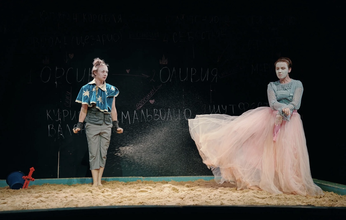 Сцена из спектакля. Фото с официального сайта Никитинского театра.