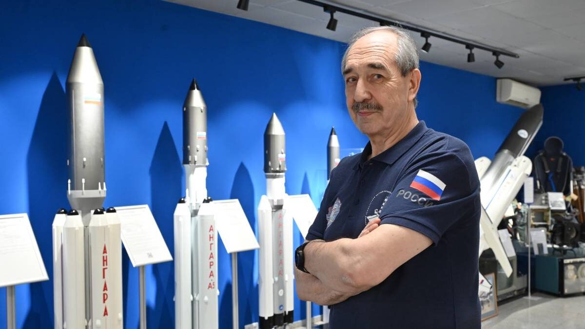    Экскурсовод музея Государственного космического научного производственного центра имени Хруничева Александр Кузнецов проводит по залам гостей акции «Открой#Моспром», рассказывая историю каждого представленного экспоната / Фото: Александр Кочубей / Вечерняя Москва