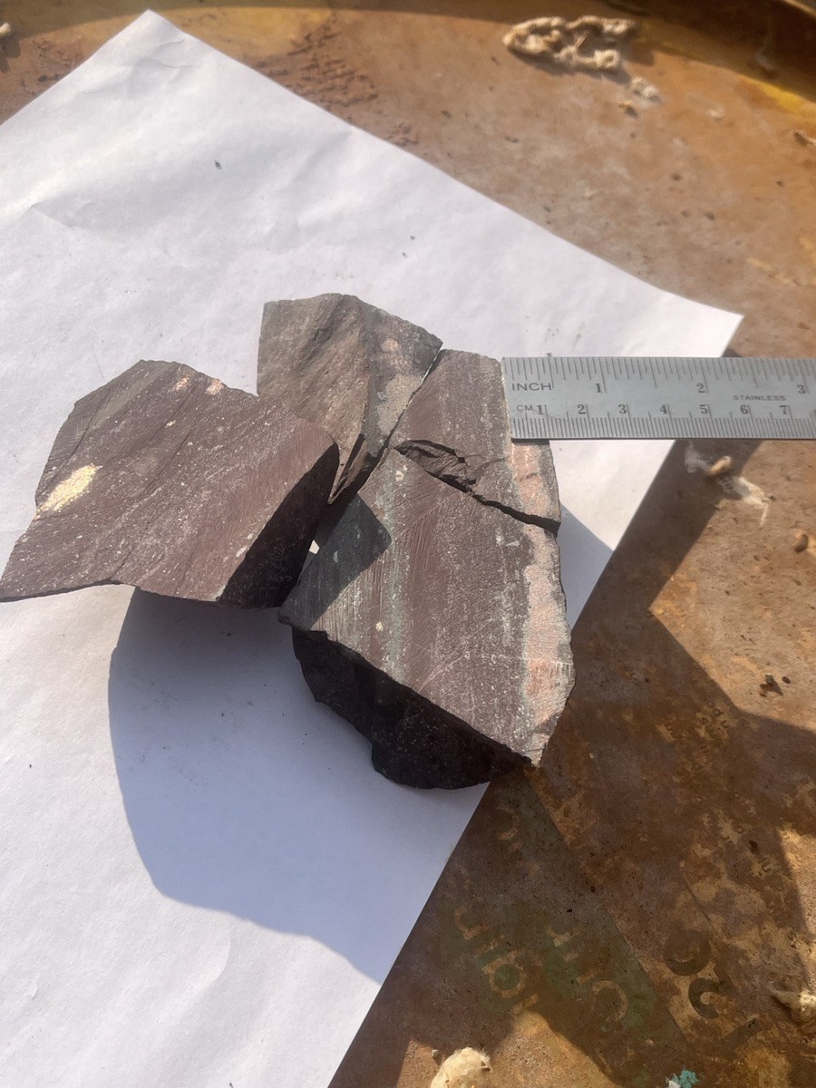 Кусочки распиленного керна маломощного (0,5-0,7 м) интервала гематитизированной зеленокаменно измененной пирокластической горной породы с гнездовыми и тонкими (толщиной до 1см) прожилковыми обособлениями самородной меди. 