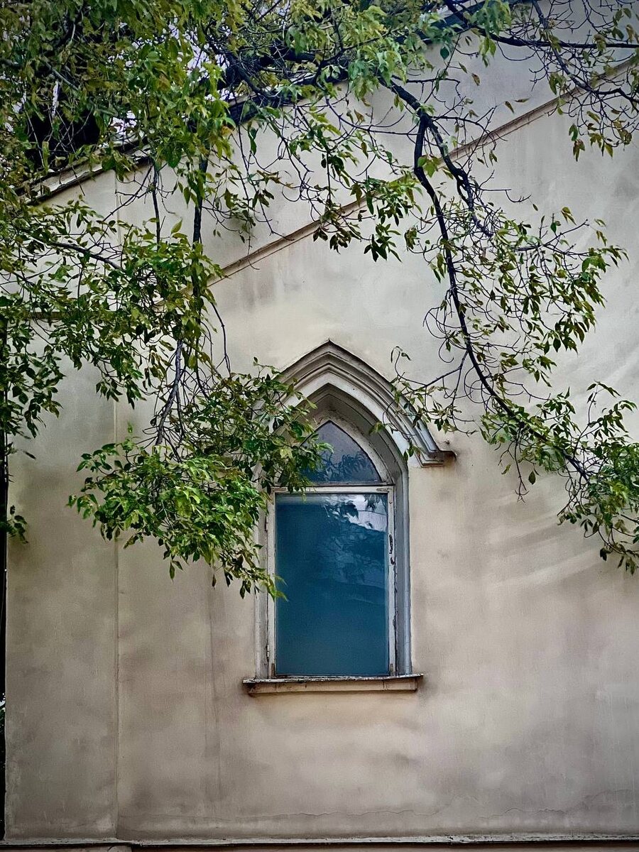 Окно Богадельни святого Филиппа. Милютинский пер. 18 с.1. 1850, архитектор А.Жилярди