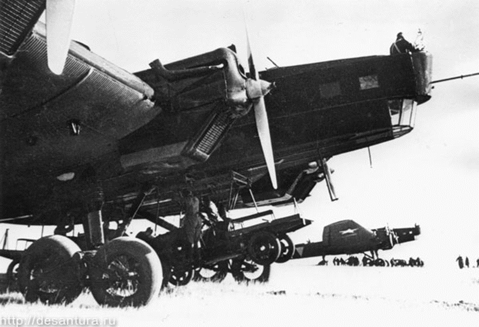 Киевские манёвры 1935г. Самолёты ТБ-3 готовят к вылету с десантом. На внешней подвеске закреплён автомобиль-пикап ГАЗ-А. Взято с сайта https://alternathistory.ru/vvs-rkka-i-vozdushno-desantnye-operatsii-1930-1940-gg/