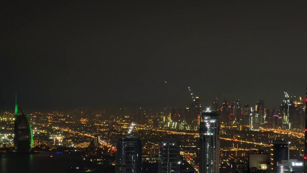    В небе над Дубаем работает ПВО