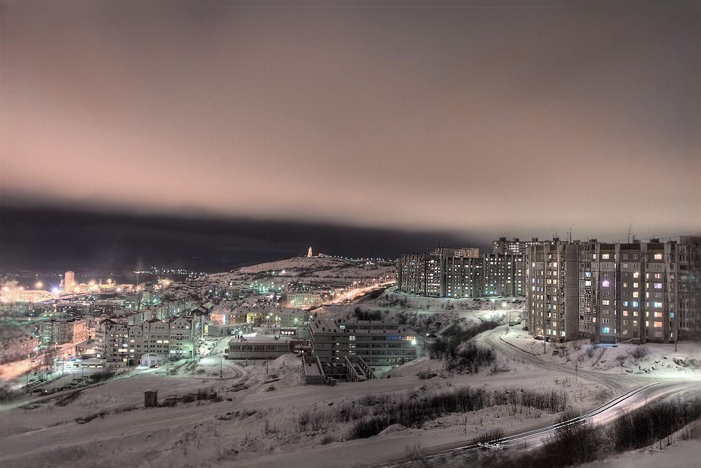 Зимний Мурманск во время полярной ночи, город живёт в темноте почти полтора месяца, освещённый только огнями улиц и домов.