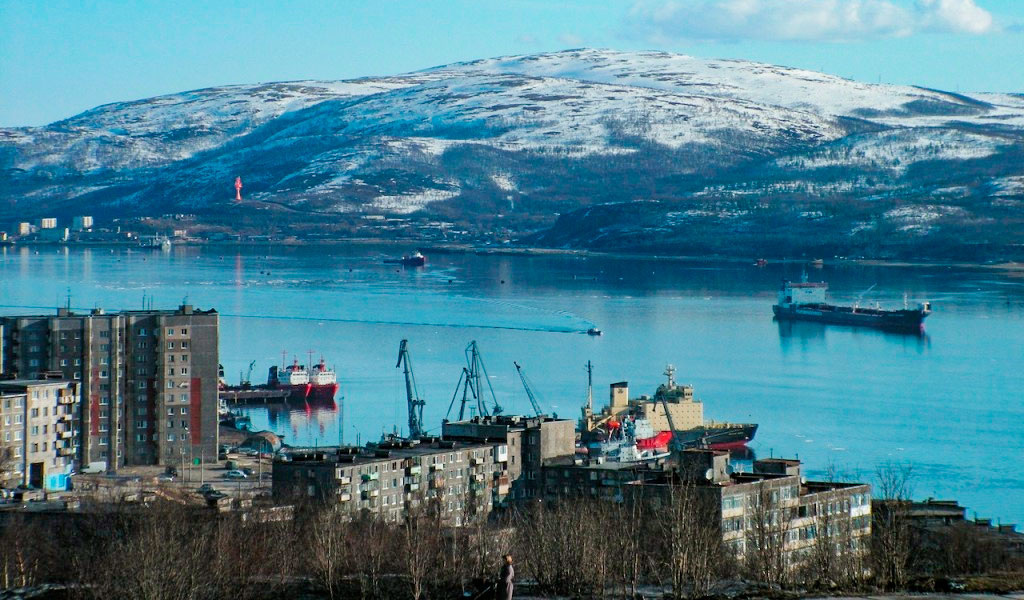Мурманск расположен на берегу Кольского залива Баренцева моря — незамерзающего порта за Полярным кругом.