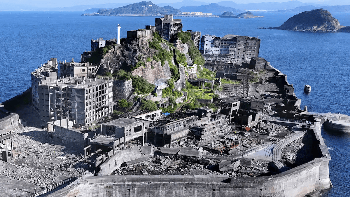 Остров Хасима у берегов Японии, один из самых известных «городов-призраков» в мире.