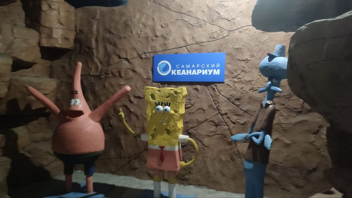 Губка Боб при входе в океанариум.