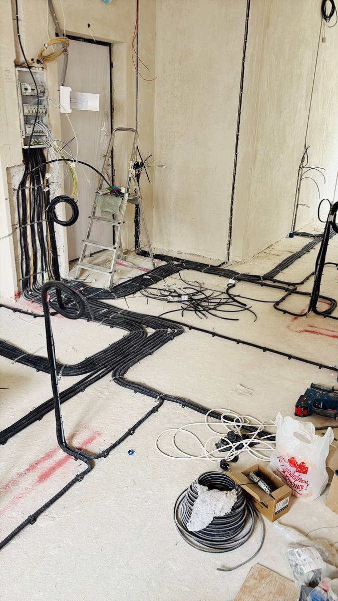 Черновые электромонтажные работы на объекте. Фото автора.