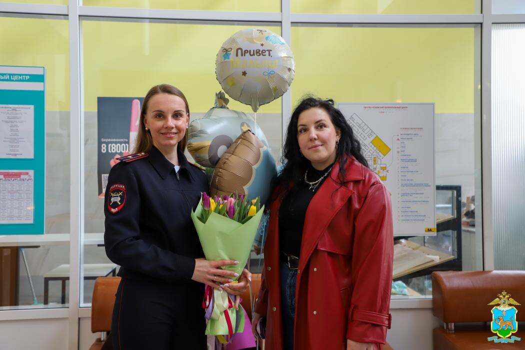 В Пскове полицейские помогли беременной женщине добраться до роддома
Фото: пресс-служба УМВД России по Псковской области