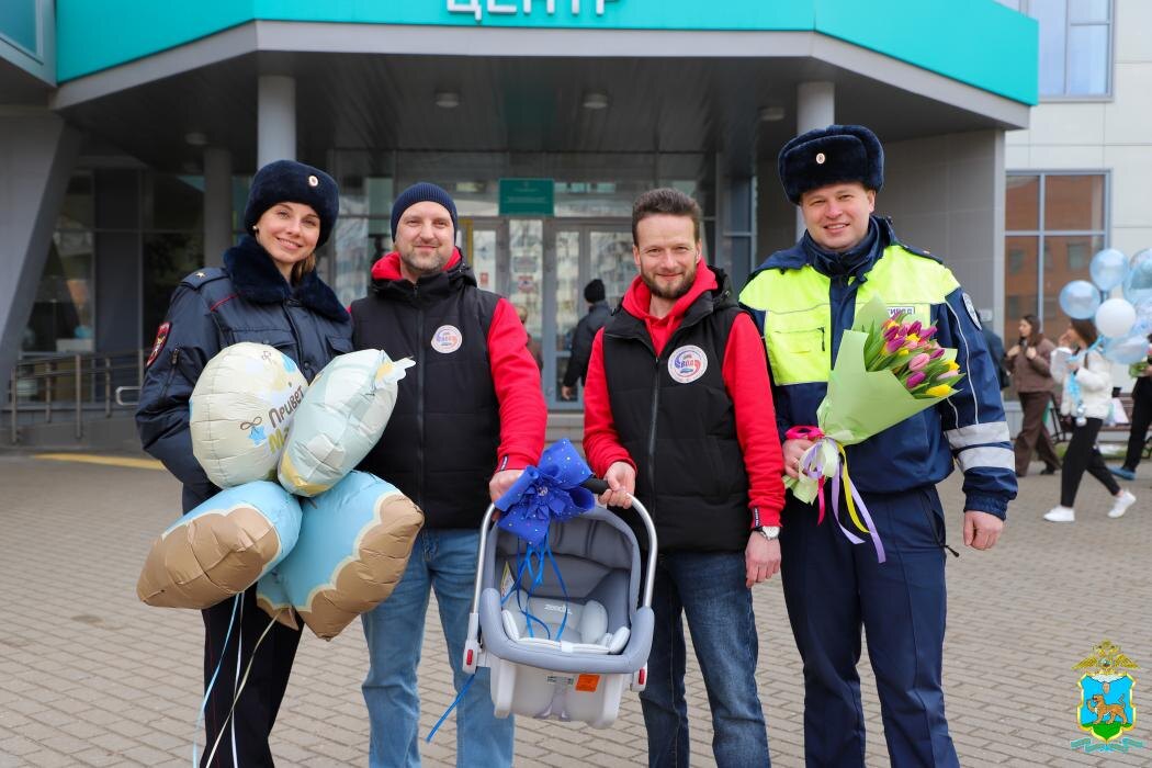 В Пскове полицейские помогли беременной женщине добраться до роддома
Фото: пресс-служба УМВД России по Псковской области