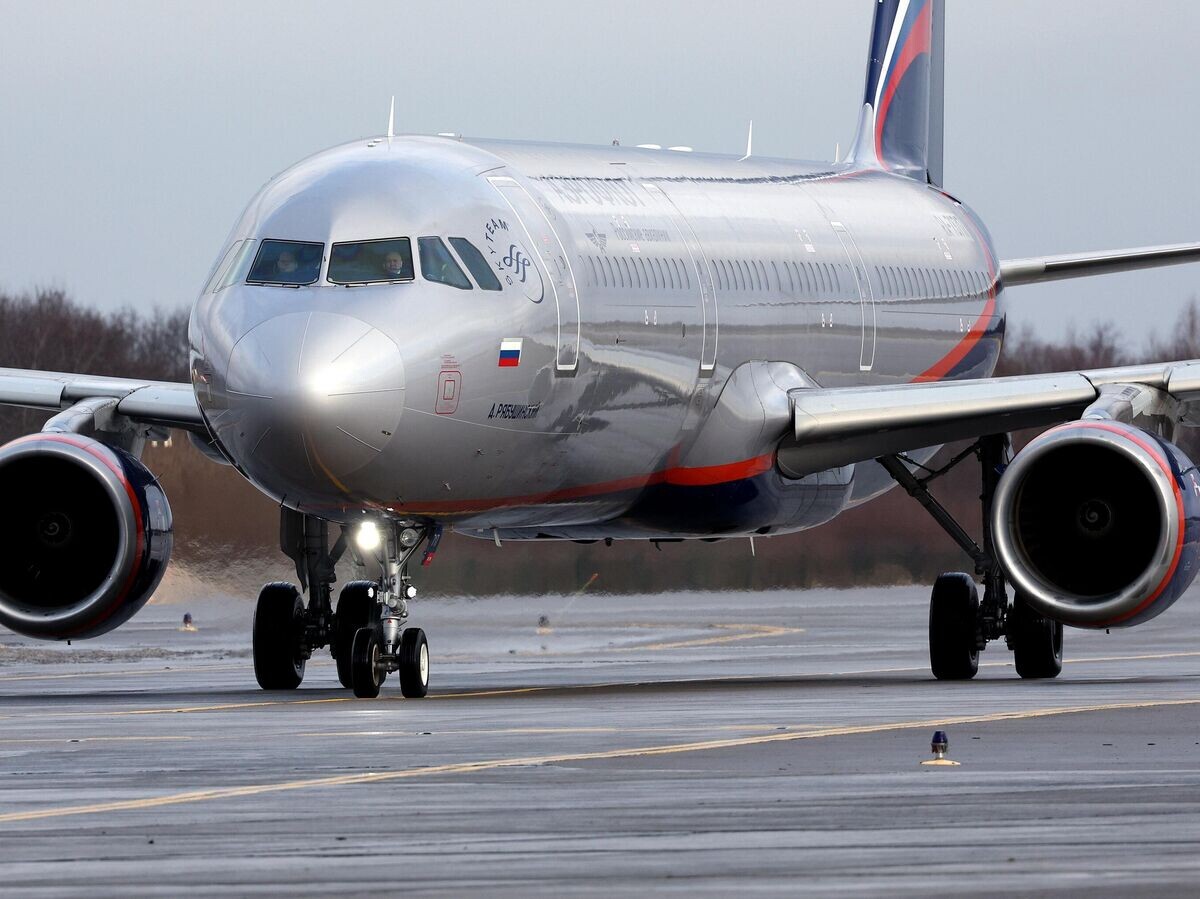    Самолет Airbus A321-211 "Д.Рябушинский" авиакомпании "Аэрофлот" в аэропорту Храброво в Калининграде© РИА Новости . Виталий Невар