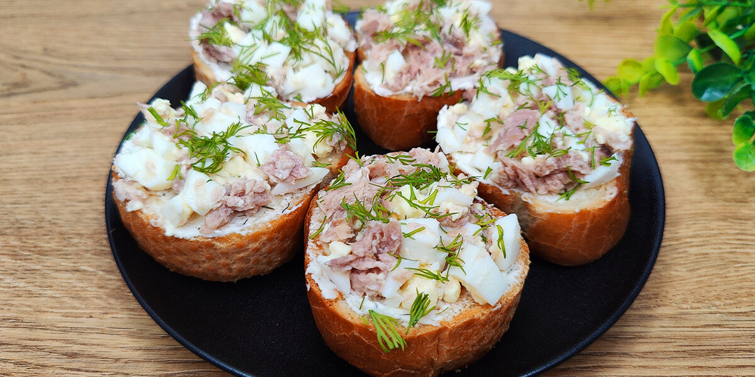 Удачный рецепт закусочных бутербродов с консервами, идеальное сочетание самых простых продуктов