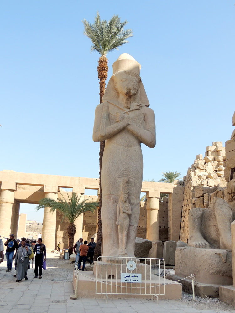 Статуя РамзесаII  и его жены.