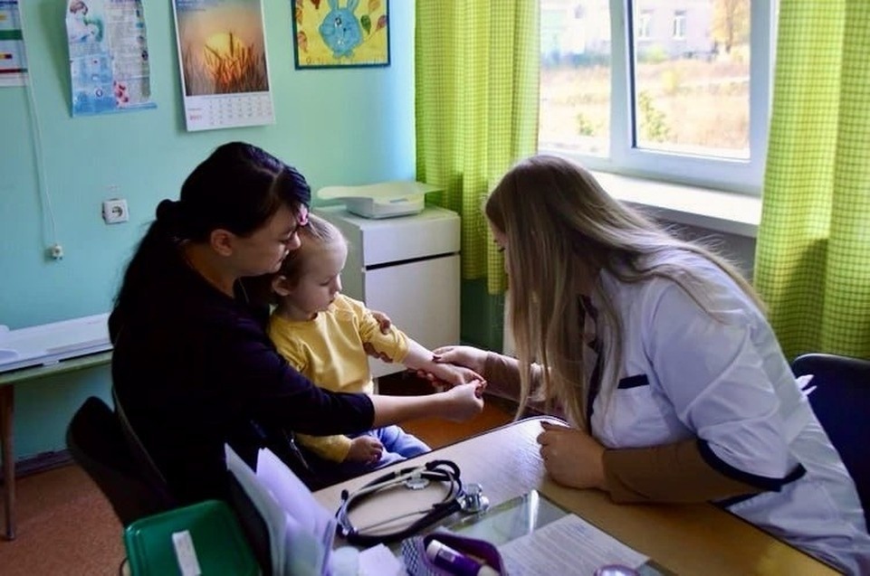    Для жителей программа означает повышение доступности медицинской помощи рядом с домом, возможность своевременно получить консультацию и лечение. Фото: ТГ/Толстыкина