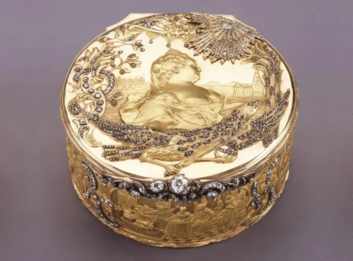 Табакерка в экспозиции Оружейной палаты. Источник: https://kreml.ru/ru/museums
