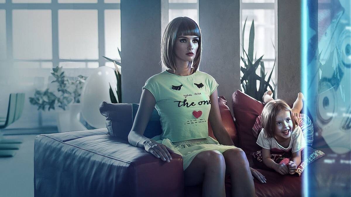    Кадр из сериала «Лучше, чем люди» 2018 года. Актриса Паулина Андреева в роли супербота Арисы — робот попадает в семью в качестве няни для маленькой Сони, которую сыграла Виталия Корниенко / Фото: Видеосервис START