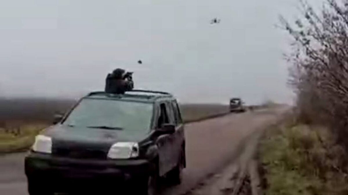 Боец в зоне СВО сбивает FPV-дрон из сеткомета